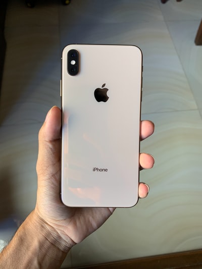 人拿着白色iphone 5 c
